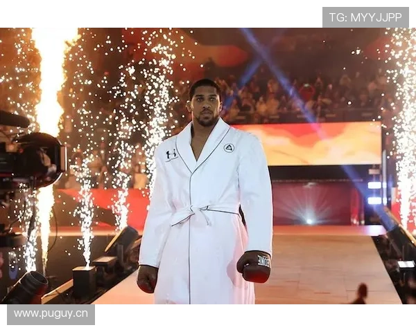 安东尼·约书亚训练完直接去夜店，保镖扛着蛋白粉桶跟在后面